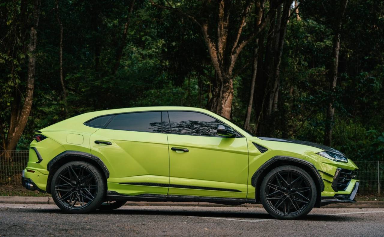LAMBORGHINI URUS 左边门