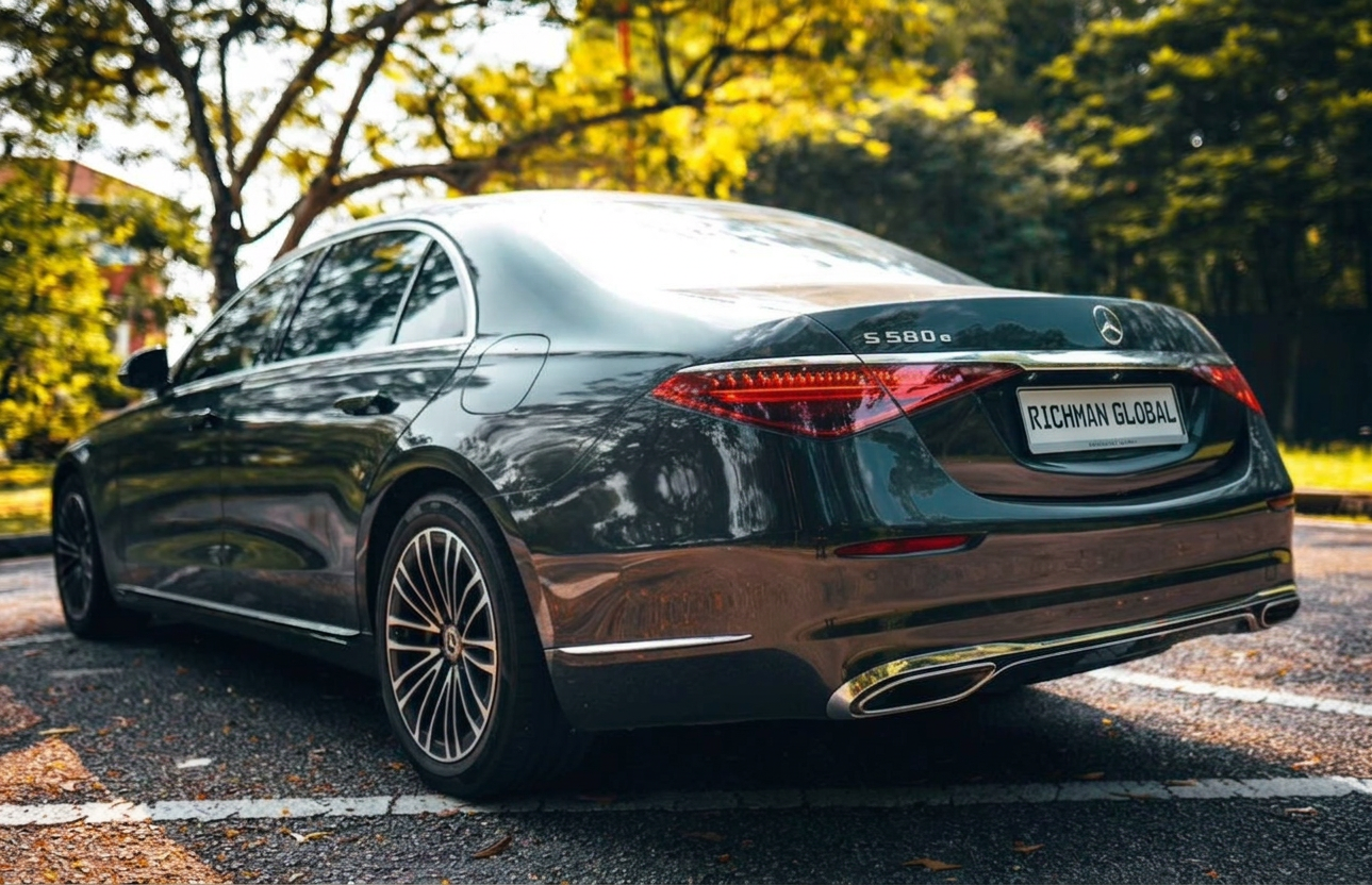 MERCEDES S580e 后面