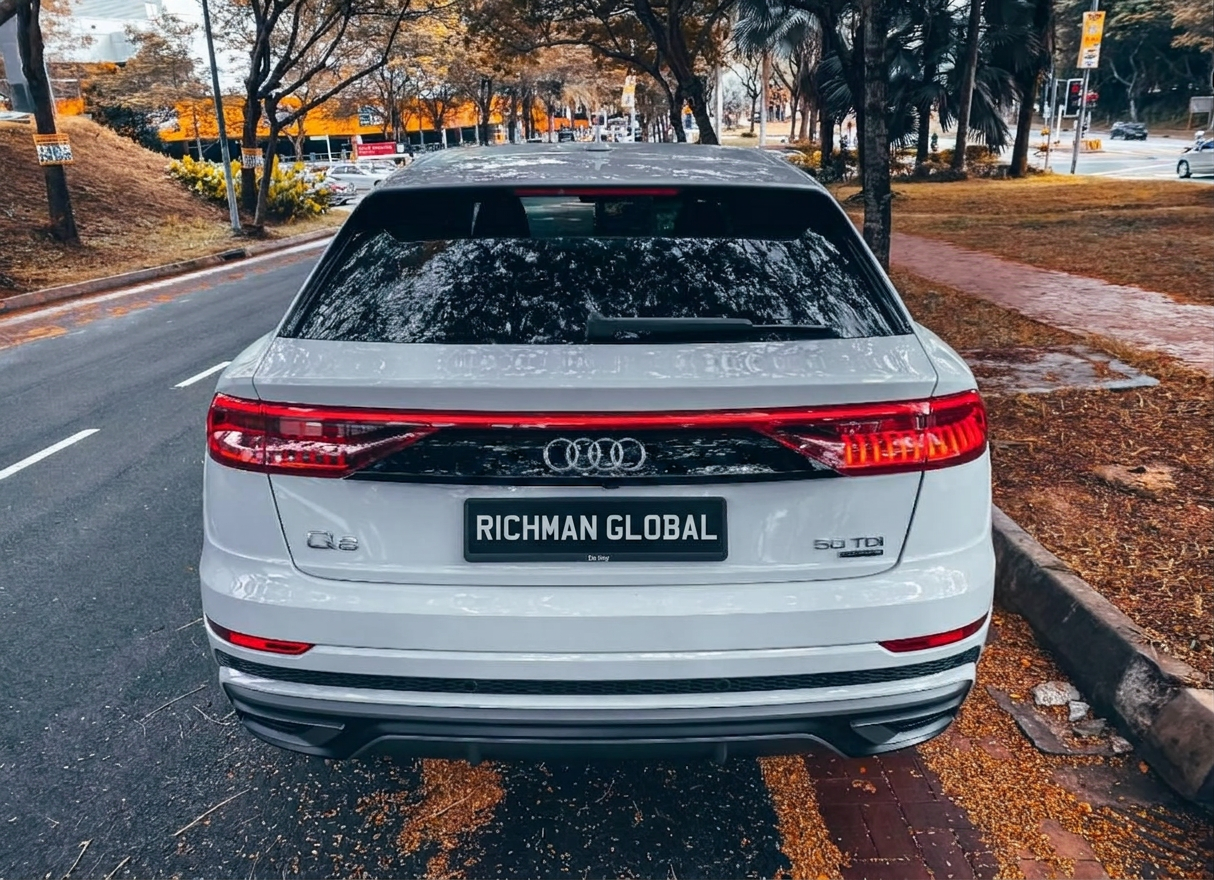 AUDI Q8 后面