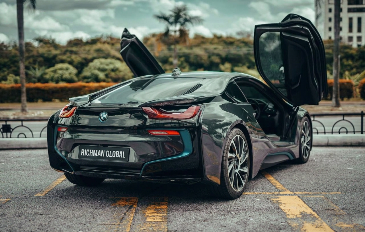 BMW i8 后面