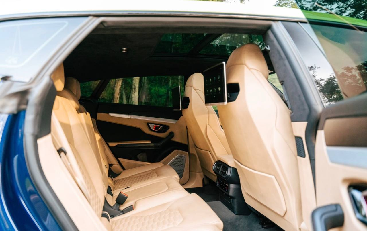 LAMBORGHINI URUS 车内