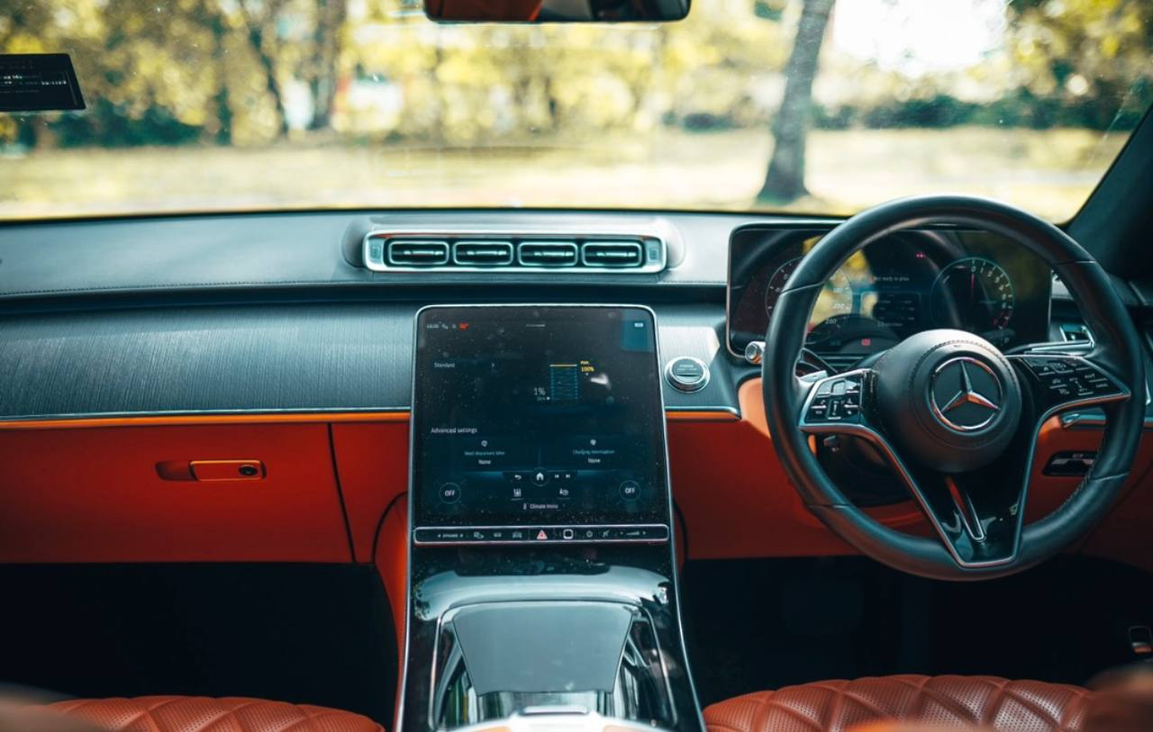 MERCEDES S580e 车内