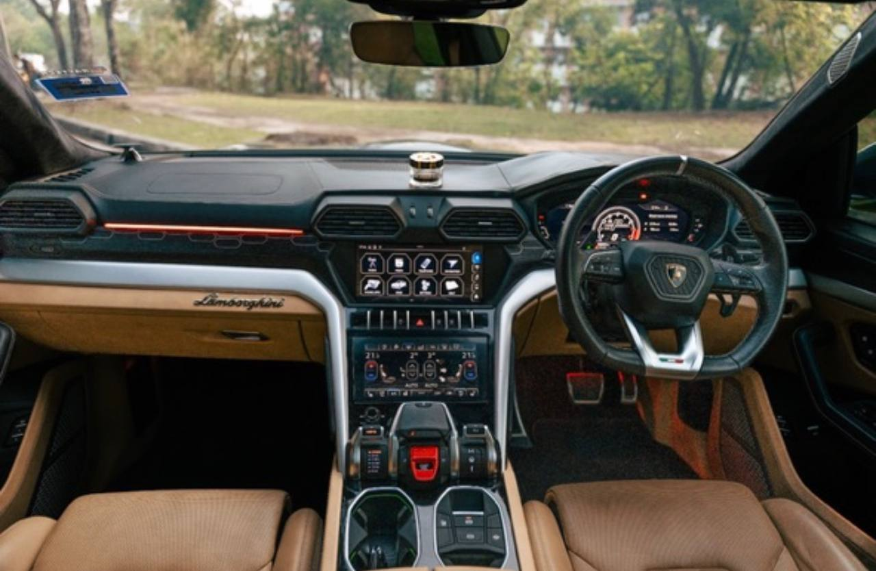 LAMBORGHINI URUS 车内
