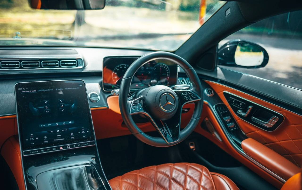 MERCEDES S580e 车内