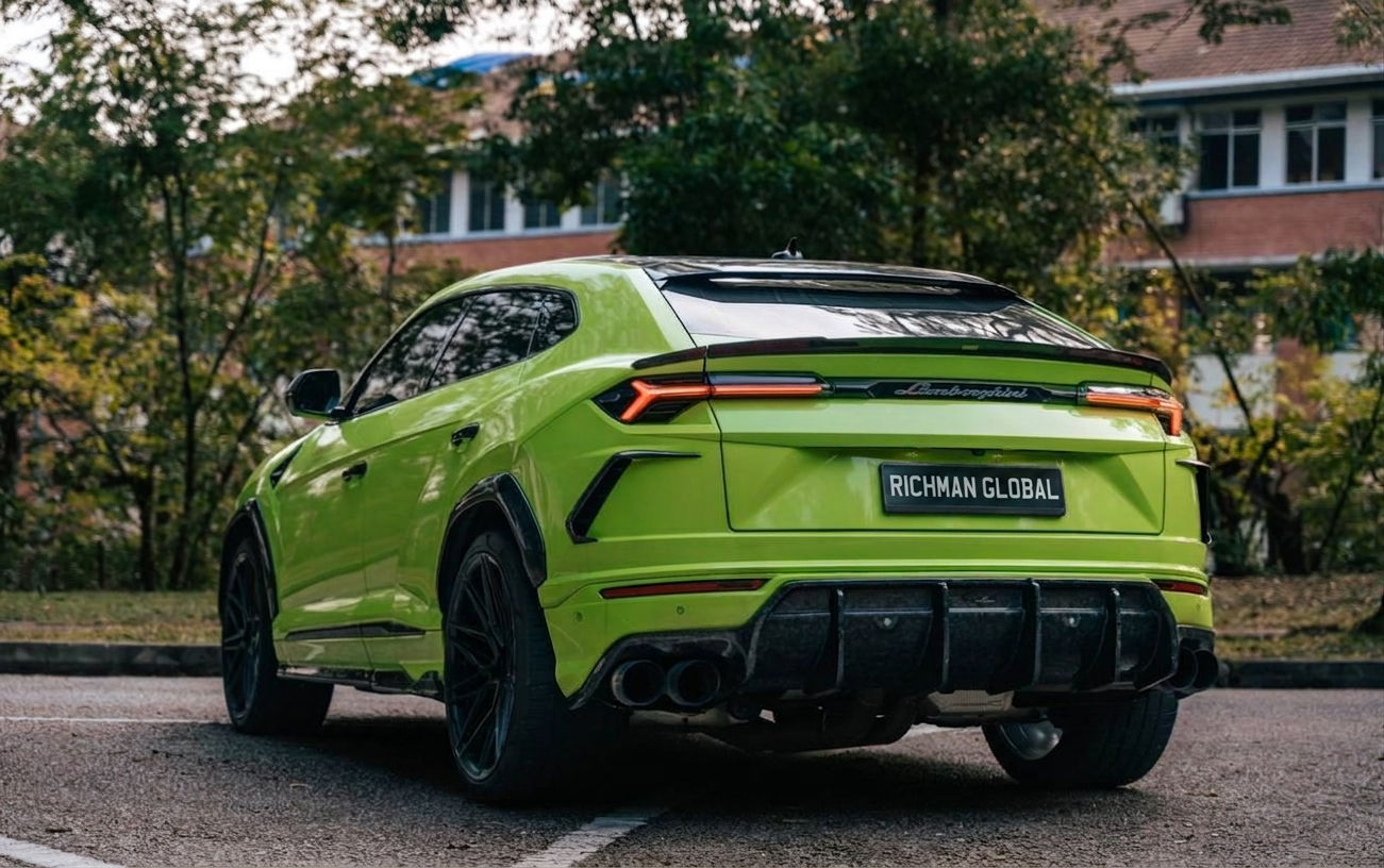 LAMBORGHINI URUS 后面